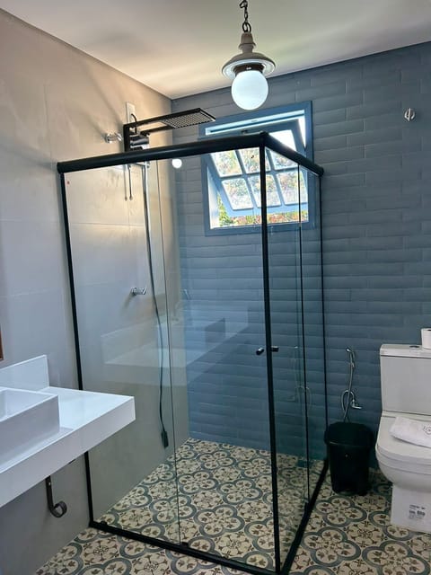 Standard Room | Bathroom | Shower, rainfall showerhead, designer toiletries, hair dryer