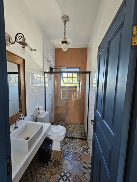 Standard Room, City View | Bathroom | Shower, rainfall showerhead, designer toiletries, hair dryer