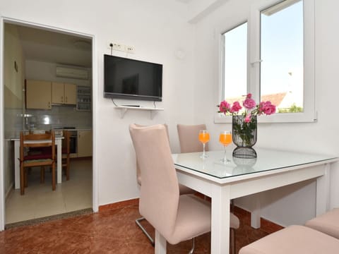 Cloud, Water, Sky, Plant, Property, Azure, Natural Landscape, Swimming Pool, Tree, Vegetation