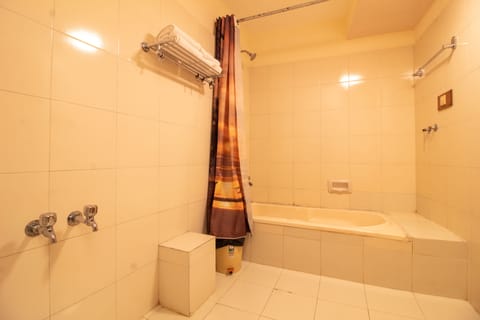 Combined shower/tub, rainfall showerhead, free toiletries, hair dryer