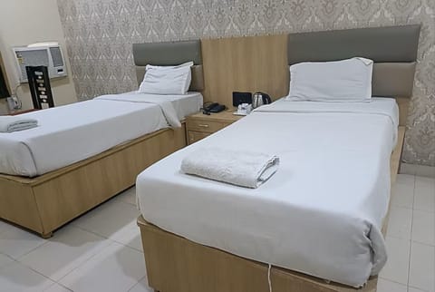 Deluxe Quadruple Room | Desk, free WiFi, bed sheets