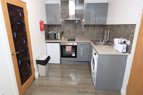 Superior Studio, City View | Private kitchen | Microwave, oven, toaster, cookware/dishes/utensils