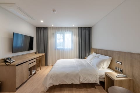 Standard Double Room | Premium bedding, down comforters, desk, laptop workspace