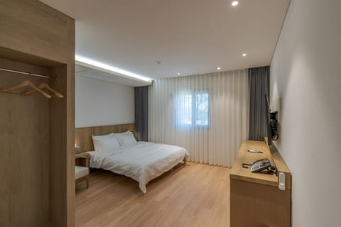 Deluxe Double Room | Premium bedding, down comforters, desk, laptop workspace