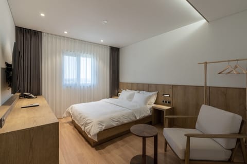 Standard Double Room | Premium bedding, down comforters, desk, laptop workspace