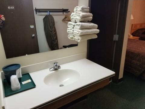 Economy Double Room | Bathroom