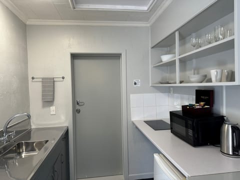 Deluxe Apartment, 1 Bedroom, Non Smoking, Private Bathroom | Private kitchen | Fridge, microwave, stovetop, toaster