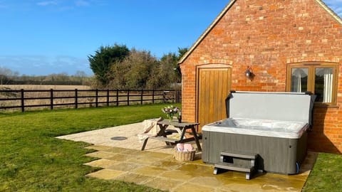 Hot Tub, Inglenook Barns (Cider House), Bolthole Retreats