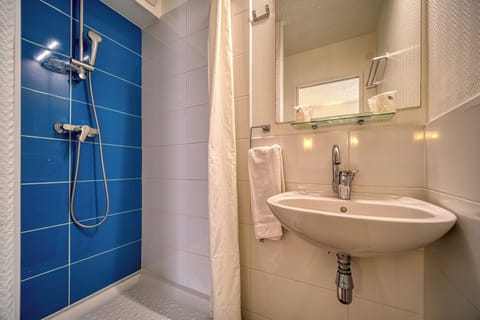 Standard Double Room | Bathroom