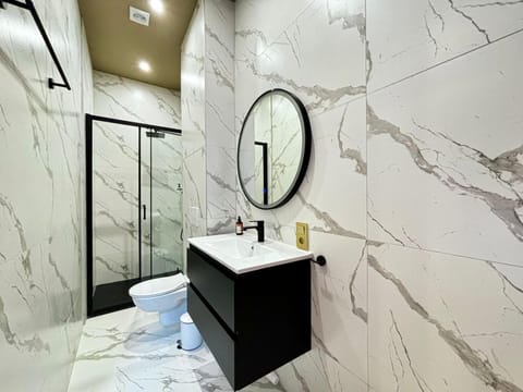 Deluxe Double Room, Courtyard View | Bathroom | Hair dryer, soap, shampoo, toilet paper