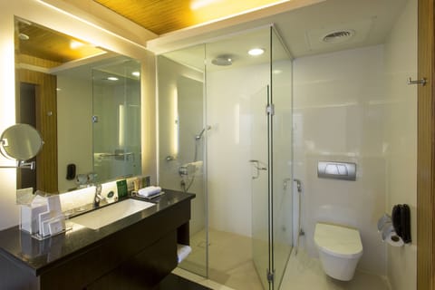 Deluxe Room, 1 King Bed, Tower | Bathroom | Separate tub and shower, deep soaking tub, free toiletries, hair dryer