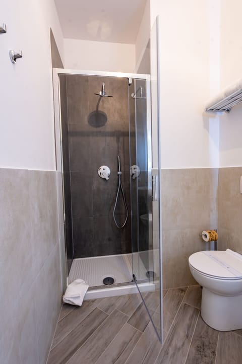 Superior Room, 1 Queen Bed, Air conditioning, Ground Floor | Bathroom shower