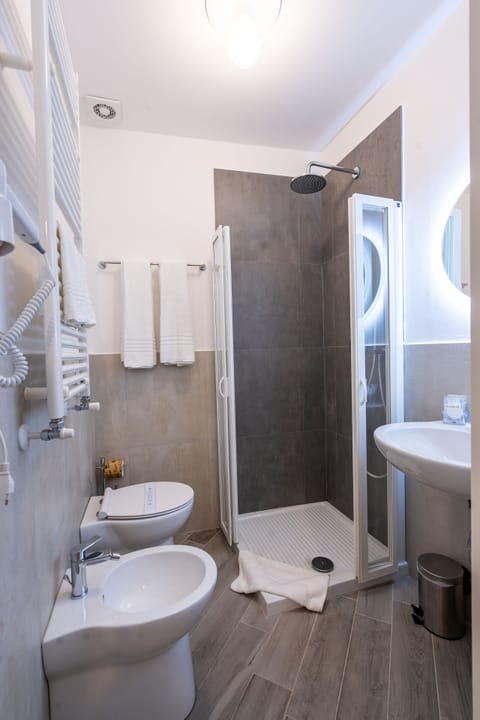 Deluxe Room, Air conditioning, Courtyard View | Bathroom | Shower, rainfall showerhead, free toiletries, hair dryer