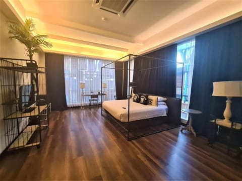 Premier Room, 1 King Bed | Minibar, in-room safe, desk, soundproofing