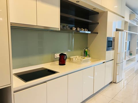 Full-size fridge, microwave, dishwasher, electric kettle