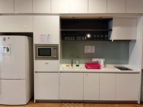 Full-size fridge, microwave, dishwasher, electric kettle