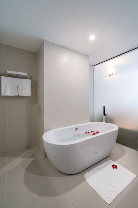 Executive Twin Room, Ocean View | Deep soaking bathtub