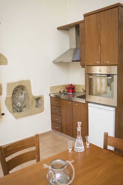 Classic Twin Room | Private kitchen | Fridge, oven, stovetop, coffee/tea maker