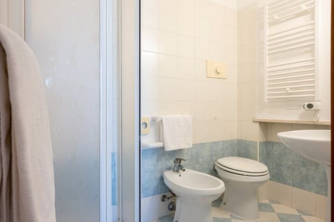 Economy Double or Twin Room | Bathroom | Shower, free toiletries, hair dryer, bidet