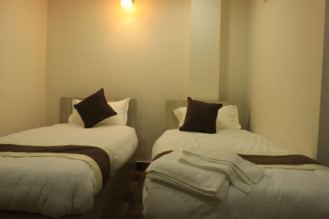 Deluxe Twin Room | Desk, free WiFi, bed sheets