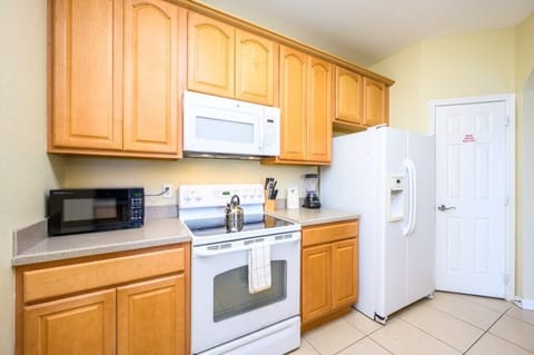 Condo (New Listing Beautiful Condo, Vista Ca) | Private kitchen