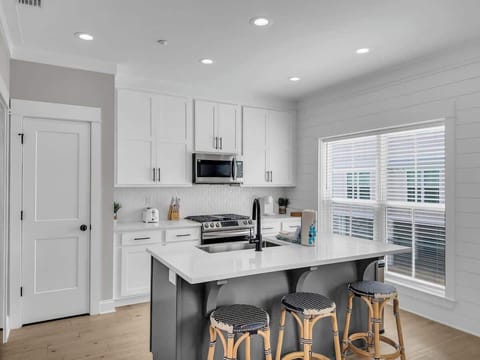 Breakfast bar with seating for 3