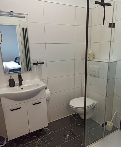 Comfort Double Room, Non Smoking, Garden View | Bathroom | Shower, hair dryer, towels