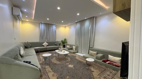 Luxury Suite | Living area | Flat-screen TV