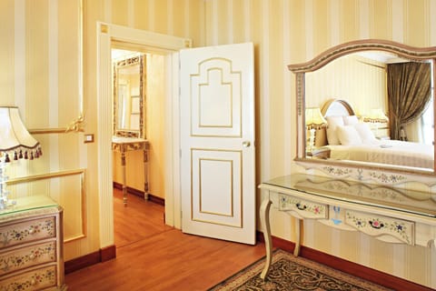 Royal Suite, 2 Bedrooms, Non Smoking | Pillowtop beds, minibar, in-room safe, desk