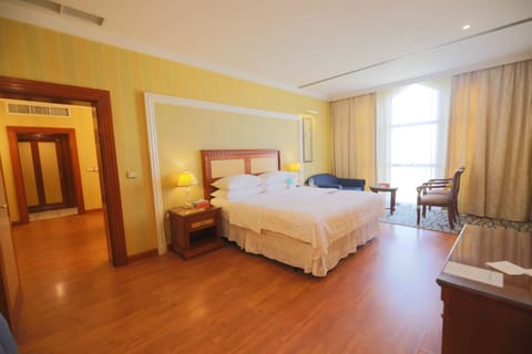 Executive Suite, 1 King Bed with Sofa bed | Pillowtop beds, minibar, in-room safe, desk