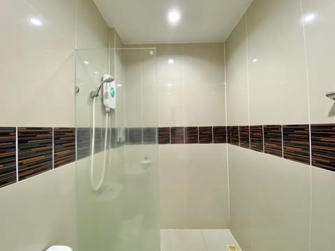 Superior Room, 1 Double Bed | Bathroom | Shower, hair dryer, towels
