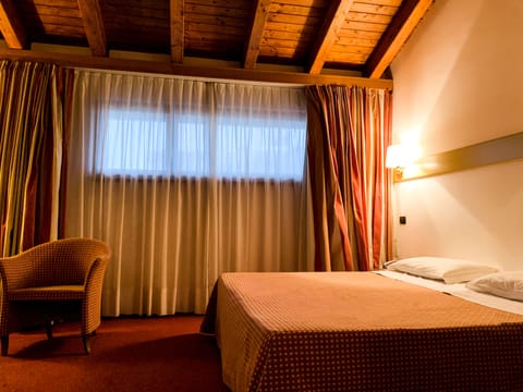 Double Room, 1 Double Bed | Premium bedding, minibar, in-room safe, desk