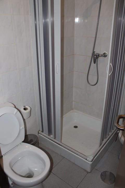 Triple Room, Private Bathroom | Bathroom | Shower, hair dryer, towels