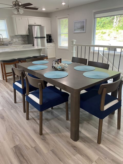 Plenty of room to eat. 