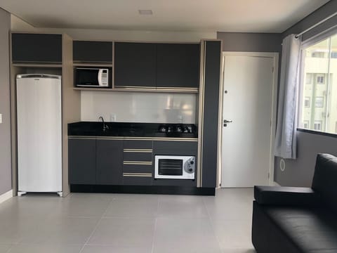 Apartamento 8, Andar 3 Superior Vista | Private kitchen | Fridge, microwave, stovetop, toaster