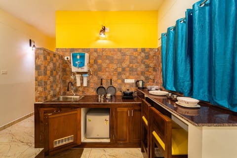 Grand Villa | Private kitchen | Mini-fridge, electric kettle, toaster, rice cooker