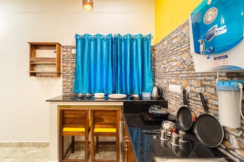 Grand Villa | Private kitchen | Mini-fridge, electric kettle, toaster, rice cooker