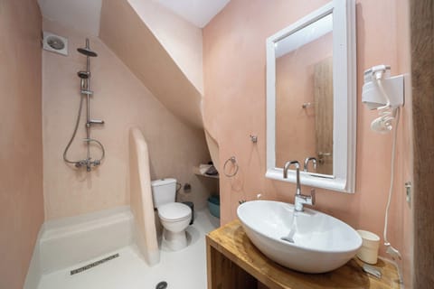 Exclusive Villa | Bathroom | Rainfall showerhead, free toiletries, hair dryer, bathrobes