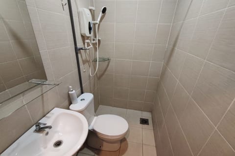 Deluxe Room | Bathroom | Shower, rainfall showerhead, free toiletries, hair dryer