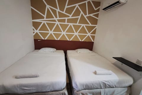 Standard Twin Room | Desk, iron/ironing board, free WiFi, bed sheets