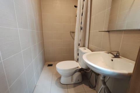 Deluxe Double Room | Bathroom | Shower, rainfall showerhead, free toiletries, hair dryer