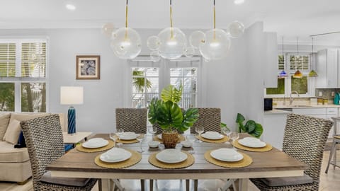 5 high-back chairs and a bench allow for 8 people to enjoy a meal together...