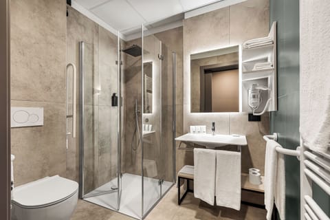 Superior Room, Balcony | Bathroom | Shower, hair dryer, bidet, towels