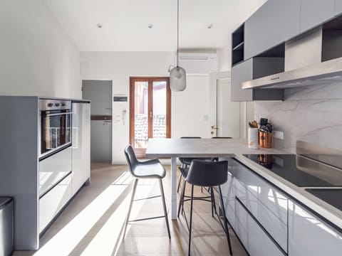 City Apartment | Private kitchen | Full-size fridge, microwave, oven, stovetop