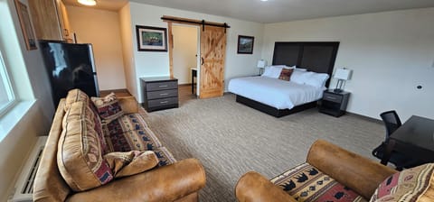 Executive Studio Suite, Mountain View | Premium bedding, pillowtop beds, desk, blackout drapes