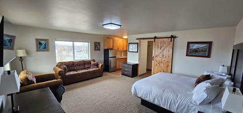 Executive Studio Suite, Mountain View | Premium bedding, pillowtop beds, desk, blackout drapes