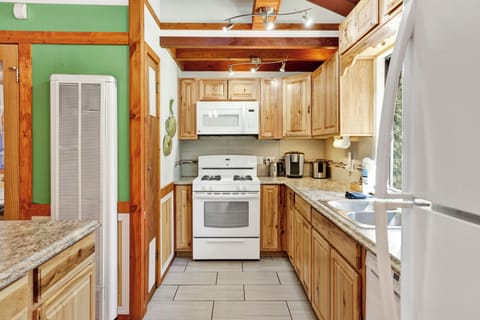 Cabin, Multiple Beds, Hot Tub, Mountain View (1929) | Private kitchen | Coffee/tea maker