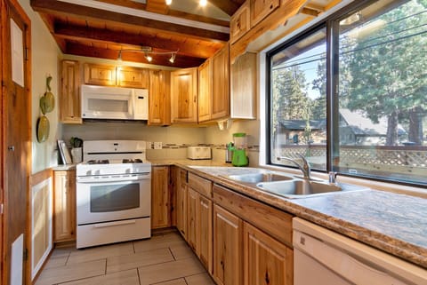 Cabin, Multiple Beds, Hot Tub, Mountain View (1929) | Private kitchen | Coffee/tea maker