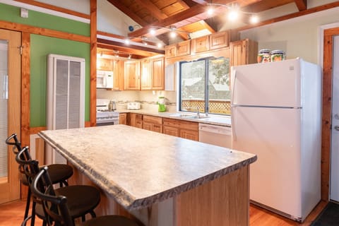 Cabin, Multiple Beds, Hot Tub, Mountain View (1929) | Private kitchen | Coffee/tea maker