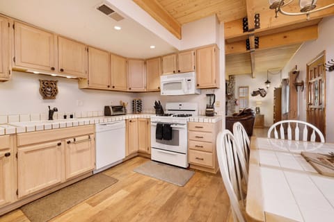 Cabin, Multiple Beds, Hot Tub, Mountain View (2028) | Private kitchen | Coffee/tea maker